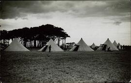 Tiendas de Campaña en el Campo de concentración de Argelés en Canet Plage (Pyrenees Orientales), 1939.  Perteneciente a un conjunto de fotografías de la llegada de refugiados españoles republicanos al Campo de concentración de Argelés al finalizar la Guerra Civil española, 1939.