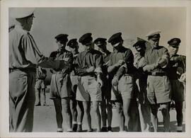 Grupo de voluntarios italianos recién enrolados por la Wehrmacht poniéndose el brazalete de ésta, 20 de diciembre de 1943.