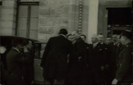 Fotografía impresa en papel postal de Mustafá Kemal, "Atatürk" (1881-1938) a punto de subir a su automóvil después de haberse despedido de Ismet Inonu (1884-1973), c. 1930.