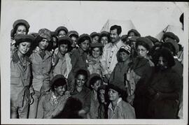 Sadam Hussein (1937-2006) con un grupo de mujeres, c. 1985.