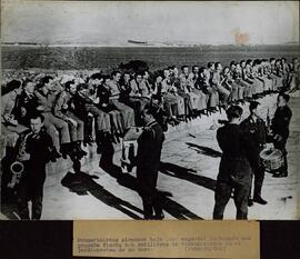 Fotografía de prensa de submarinistas alemanes celebrando una fiesta con los auxiliares de transmisiones en la azotea de su base (probablemente es Francia).