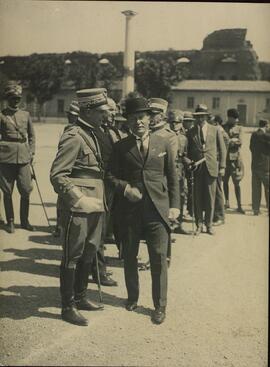 Fotos de Mussolini: (1) En la estación con Marconi, (1) Mussolini con militar, (1) Mussolini en arenga a las tropas, (1) Mussolini sentado como piloto