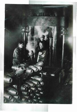 Trabajadores de una planta siderúrgica en la URSS, c. 1940