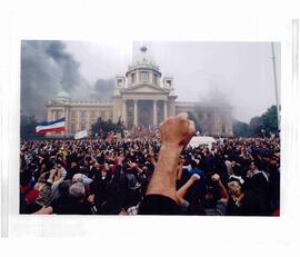 Quidu, Noël. (1956-). Revolución en Belgrado, los manifestantes sitian el Parlamento. Caída de Milosévic, Belgrado, Yugoslavia.