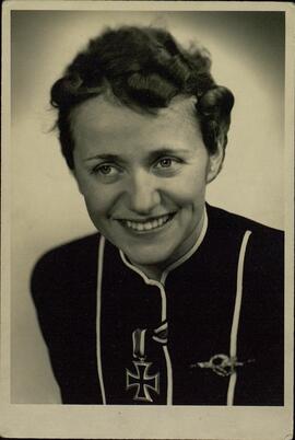 Hanna Reitsch con la cruz de hierro. 14 octubre 1951