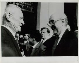 El Primer Ministro Soviético Nicolai Tijonov (1905-1997), junto con el Jefe del Gobierno Griego, Andreas G. Papandreu (1919-1996). 21 de febrero de 1983. (EFE)