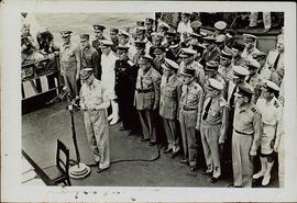 MacArthur, Douglas C. (1880-1964), General. Ceremonia de rendición a bordo del USS Missouri en Tokyo Bay, 2 septiembre 1945