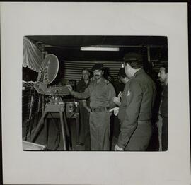 Sadam Hussein (1937-2006) visitando un centro de comunicaciones.