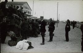 Refugiados españoles republicanos descargando su equipaje a su llegada al Campo de concentración de Argelés en Canet Plage (Pyrenees Orientales), 1939.  Perteneciente a un conjunto de fotografías de la llegada de refugiados españoles republicanos al Campo de concentración de Argelés al finalizar la Guerra Civil española, 1939.