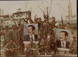 Soldados iraquíes con fotografías de Saddam Hussein