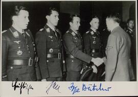 Batcher, Hans-Georg; Bühligen, Kurt (1917-1985); Jabs, Hans-Joachim (1917-2003) y Jope, Bernhard (1914-1995). Saludando a Hitler