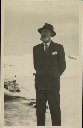 Conjunto de documentos y postales fotográficas relacionadas con Bergonzoli