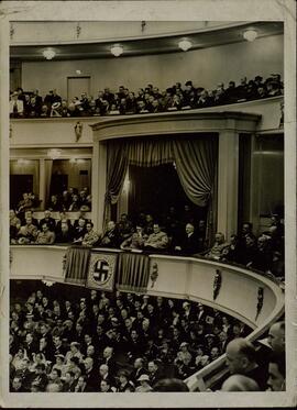 Hoffmann, H. Hitler, Goebbels, Goering y otros en un palco en el interior de un teatro