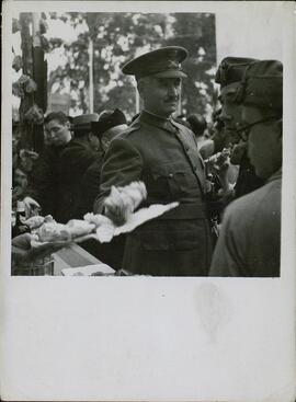 General Queipo de Llano, Gonzalo. Acto de bendición de unos solares. Sevilla, septiembre 1937