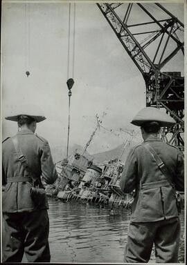 Puerto de Tolón. Recuperación de las unidades hundidas de la Marina francesa. c. 1942