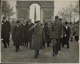 "Churchill en el desfile del día del armisticio en París". 1944