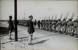 Gendarmes franceses desfilando en el Campo de concentración de Argelés en Canet Plage (Pyrenees Orientales), 1939.  Perteneciente a un conjunto de fotografías de la llegada de refugiados españoles republicanos al Campo de concentración de Argelés al finalizar la Guerra Civil española, 1939.