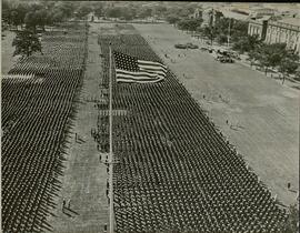 Grandes formaciones militares para un defile, probablemente en Westpoint.