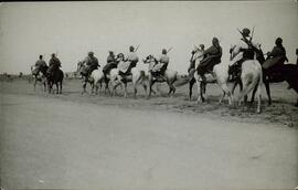 Miembros del Cuerpo africano desfilan a caballo en el Campo de concentración de Argelés en Canet Plage (Pyrenees Orientales), 1939.  Perteneciente a un conjunto de fotografías de la llegada de refugiados españoles republicanos al Campo de concentración de Argelés al finalizar la Guerra Civil española, 1939.