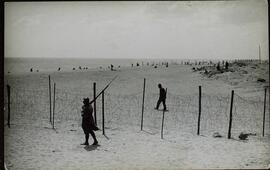 Un gendarme francés vigila el Campo de concentración de Argelés en Canet Plage (Pyrenees Orientales), 1939.  Perteneciente a un conjunto de fotografías de la llegada de refugiados españoles republicanos al Campo de concentración de Argelés al finalizar la Guerra Civil española, 1939.