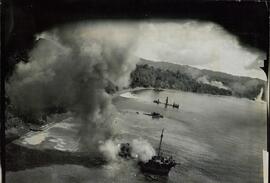 Bombardeo sobre barcos en el Pacífico Sur