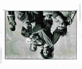 Georgeson, Tim. (1969-). La familia Shola, Kosovo, campo de refugiados de Konik, Montenegro.