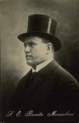 Mussolini, Benito. Manuscrito con declaraciones de Mussolini y postal con su imagen (fotocopia)
