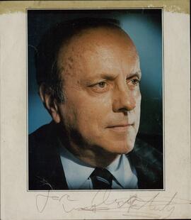 Manuel Fraga Iribarne (1922-). Ministro de Información y Turismo (1962-1969), Ministro de la Gobernación (1975-1976), Diputado (1977-1987), Presidente de la Xunta de Galicia (1990-2005) y Senador (2006-). Madrid, c. 1980.