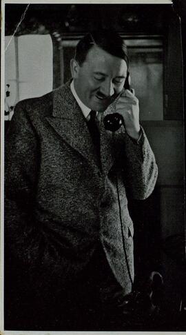 Dos fotografías. Adolf Hitler hablando por teléfono / Adolf Hitler con niña.