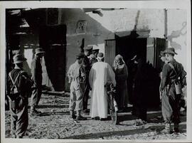 Keystone Photo: "Soldados británicos interrogan a los nativos durante la búsqueda de armas en Aby Gamus, an la zona del Canal de Suez". 12 noviembre 1951