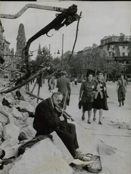Planet News: "Reconstruyendo Berlín". Septiembre 1945