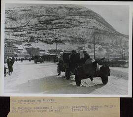 Fotografía de prensa de comboys con cañones en Narvik, Noruega.