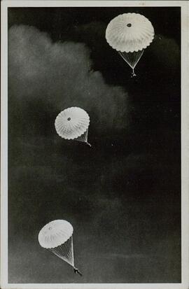 Postal Alemana. "Paracaidistas Descendiendo", c. 1940