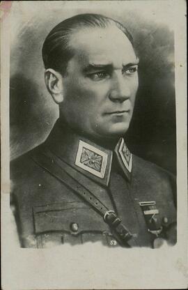 Postal reproduciendo una fotografía de Mustafá Kemal "Ataturk" (1881-1938), primer Presidente de Turquía (1923-1938), uniformado sin gorro.