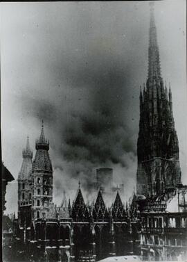 429/14. La imagen muestra el incendio de la Catedral de San Esteban, Viena, 12 de Abril de 1945.