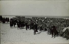 Refugiados españoles esperan sobre la arena de la playa en el Campo de concentración de Argelés en Canet Plage (Pyrenees Orientales), 1939.  Perteneciente a un conjunto de fotografías de la llegada de refugiados españoles republicanos al Campo de concentración de Argelés al finalizar la Guerra Civil española, 1939.