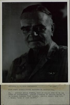 "Official US Navy Photograph: Almirante William F. "Bull" Halsey". 1 Noviembre 1943