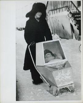 Una mujer empuja un carrito-trineo cerrado en Dickson, Rusia, la ciudad más al norte del mundo, 21 de marzo de 1983.