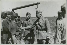 El General Gariboldi (1879-1970), Jefe de las Fuerzas italianas, con sus soldados en el frente ruso.