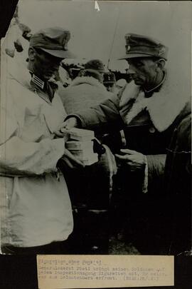 General Dietl, Eduard (1890-1944) inspeccionando la producción de cigarrillos en la campaña de Finlandia.