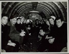 Grupo de marines en el interior de un avión