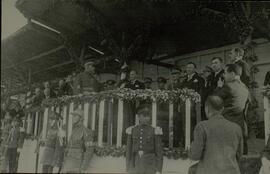 Fotografía impresa en papel postal de Mustafá Kemal, "Atatürk" (1881-1938) asistiendo a un concurso hípico militar, c. 1930.