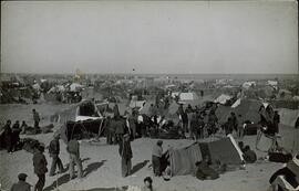 Tiendas de Campaña sobre la arena en el Campo de concentración de Argelés en Canet Plage (Pyrenees Orientales), 1939.  Perteneciente a un conjunto de fotografías de la llegada de refugiados españoles republicanos al Campo de concentración de Argelés al finalizar la Guerra Civil española, 1939.