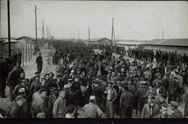 Refugiados españoles en su llegada al Campo de concentración de Argelés en Canet Plage (Pyrenees Orientales), 1939.  Perteneciente a un conjunto de fotografías de la llegada de refugiados españoles republicanos al Campo de concentración de Argelés al finalizar la Guerra Civil española, 1939.