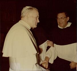 Juan Pablo II saludando a un fraile
