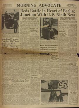 "Morning Advocate", Baton Rouge, Lunes, 23 de Abril de 1945. "Los rojos batallan en el corazón de Berlín."