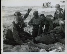 Ridgway, Matthew Bunker. "Transfusión de plasma en la playa". Normandía. Airbone Division. 6 junio 1944