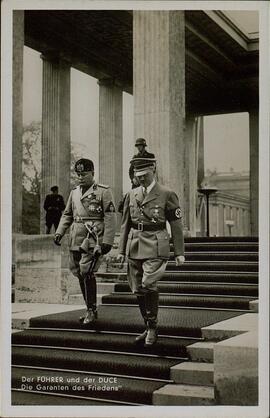 Hitler, Adolfo y Mussolini, Benito "bajando escalinata". Por Hoffmann