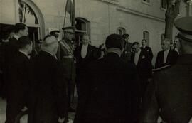Fotografía impresa en papel postal de Mustafá Kemal, "Atatürk" (1881-1938) de pie rodeado de dignatarios, c. 1930.