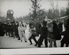 Extranjeros jugando a la "cuerda" en el parque Izmailivaki durante el Festival de Invierno Ruso de Moscú.